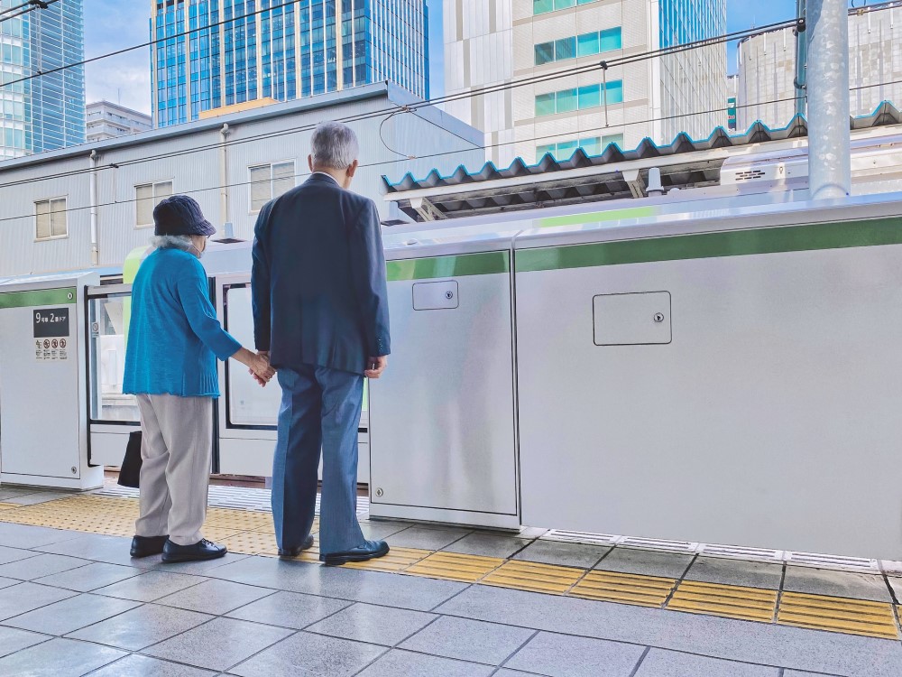 elderly-couple-in-japan-holding-hands